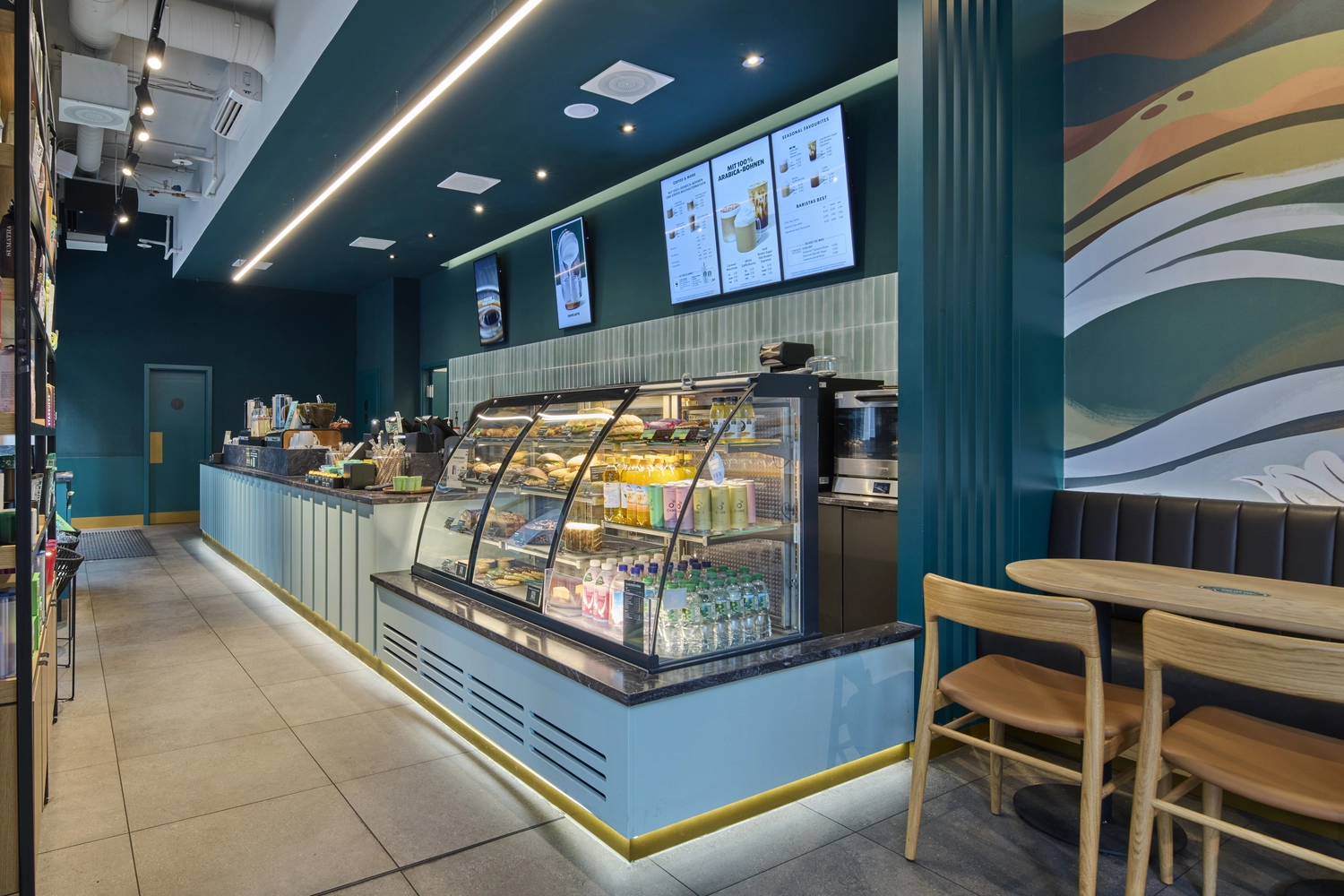 Heinrich Buchholz – Holzbearbeitung – Modernes Café-Interieur mit maßgefertigten Holzsitzbänken und Bedienungstresen