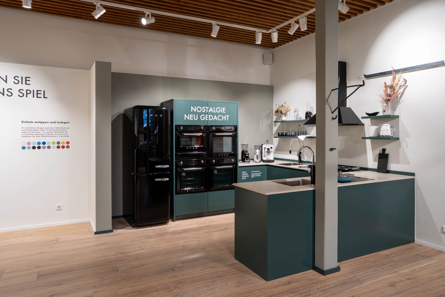 Heinrich Buchholz – Holzbearbeitung – Ein großflächiges, modulares Wanddisplaysystem aus individuell gefrästen Lochplatten mit verstellbaren Holzstiften und Regalelementen.