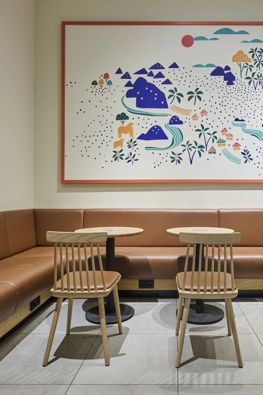 Heinrich Buchholz – Holzbearbeitung – Moderne Café-Theke mit geschwungener Fassade aus Naturholzlatten und warmer LED-Unterbaubeleuchtung vor einer türkisfarbenen, geriffelten Akzentwand.